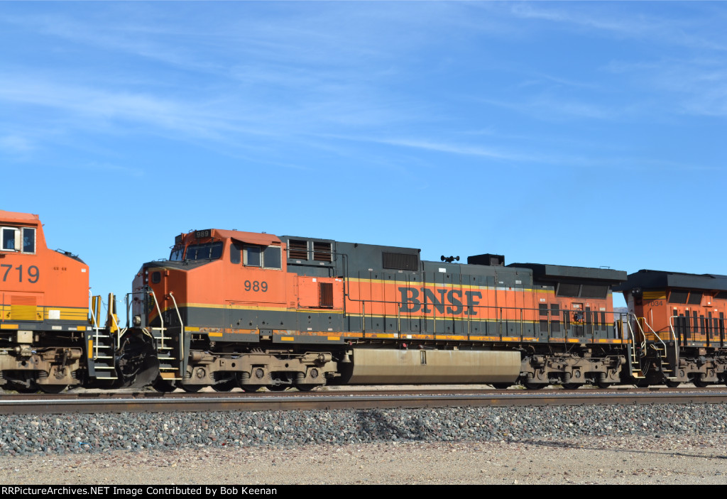 BNSF 989